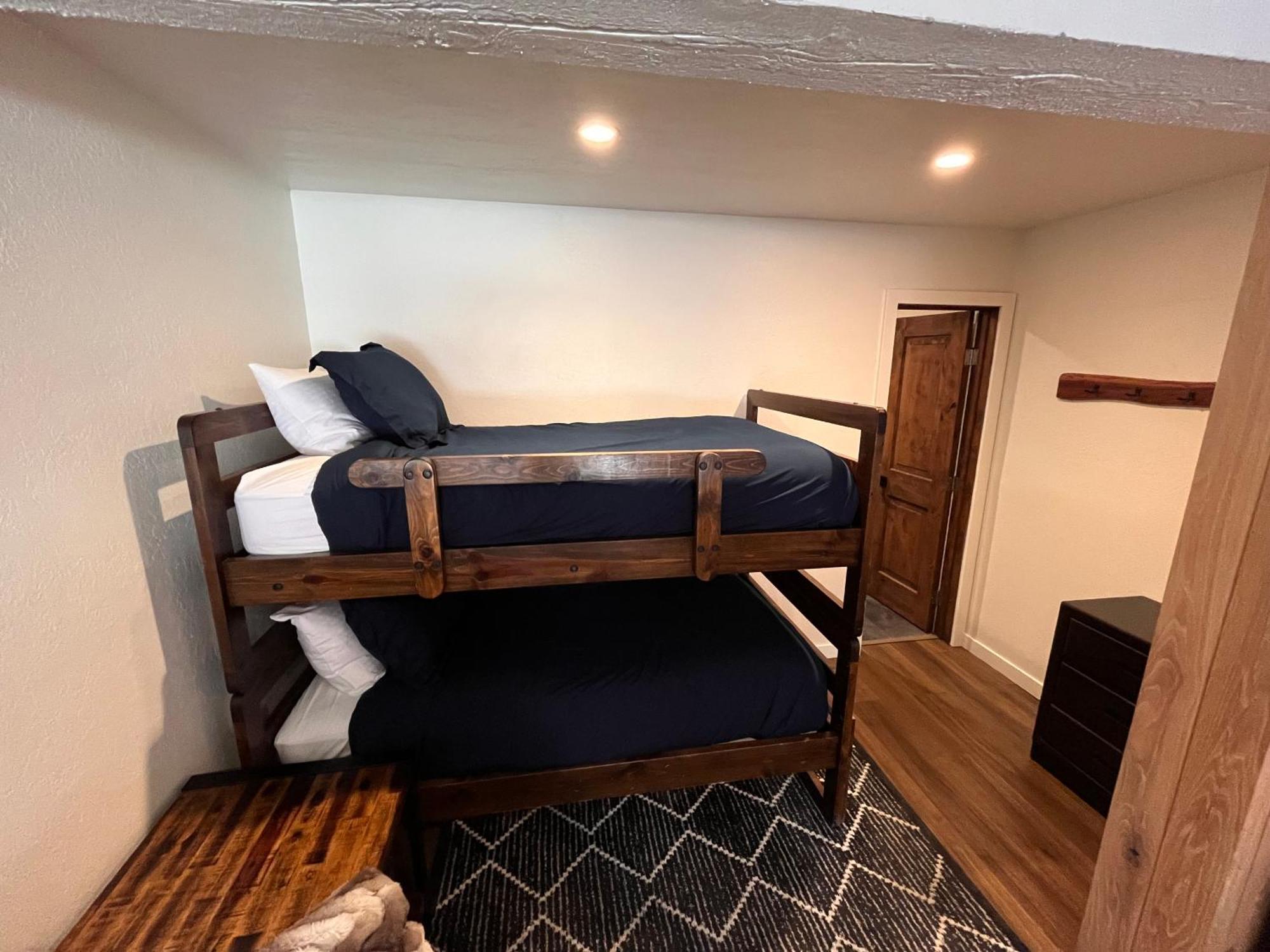 Tastefully Remodeled Condo At Mammoth Ski & Racquet Club, Hot Tub, Garage, 10 Min Walk To Ski Lifts 马姆莫斯湖 外观 照片