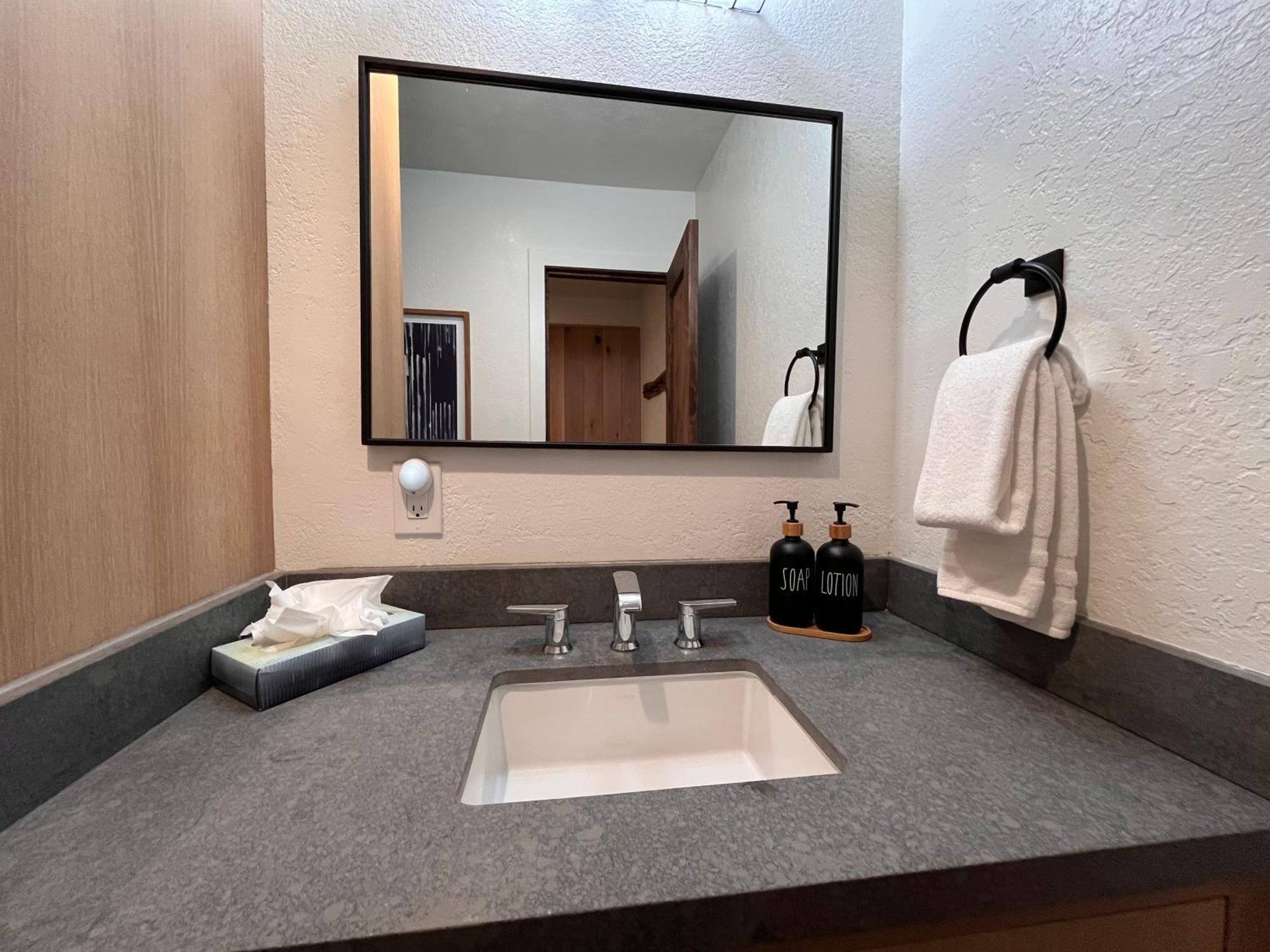 Tastefully Remodeled Condo At Mammoth Ski & Racquet Club, Hot Tub, Garage, 10 Min Walk To Ski Lifts 马姆莫斯湖 外观 照片